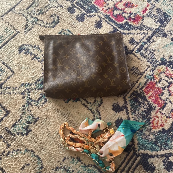 Louis Vuitton Monogram Toiletry Pouch 26 - Picture 12 of 15